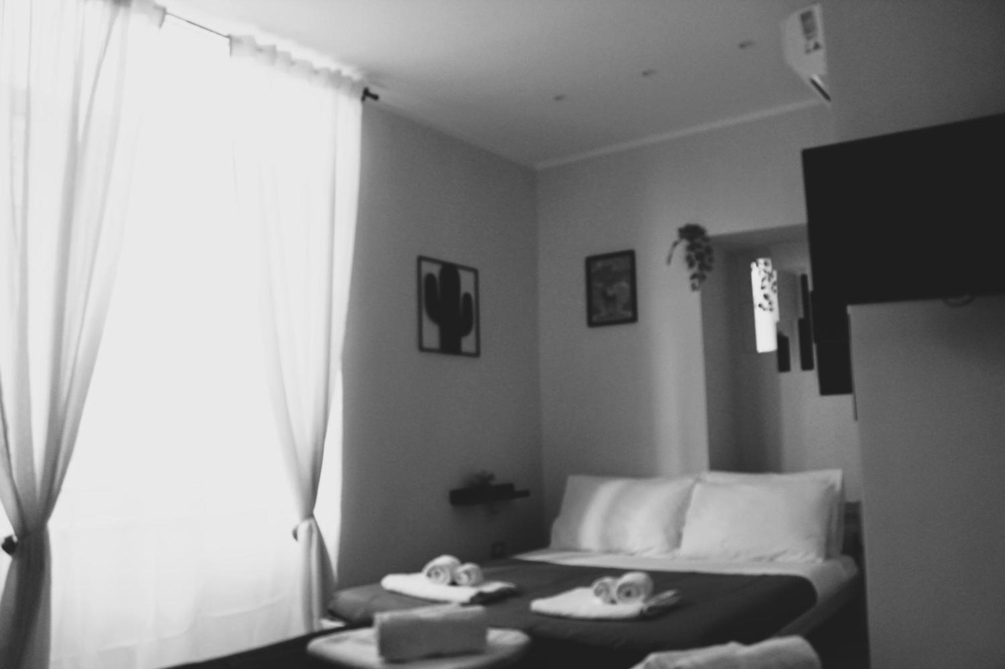 Blackwoody Contemporary Rooms - Napoli Centro Storico Via Toledo Exterior foto