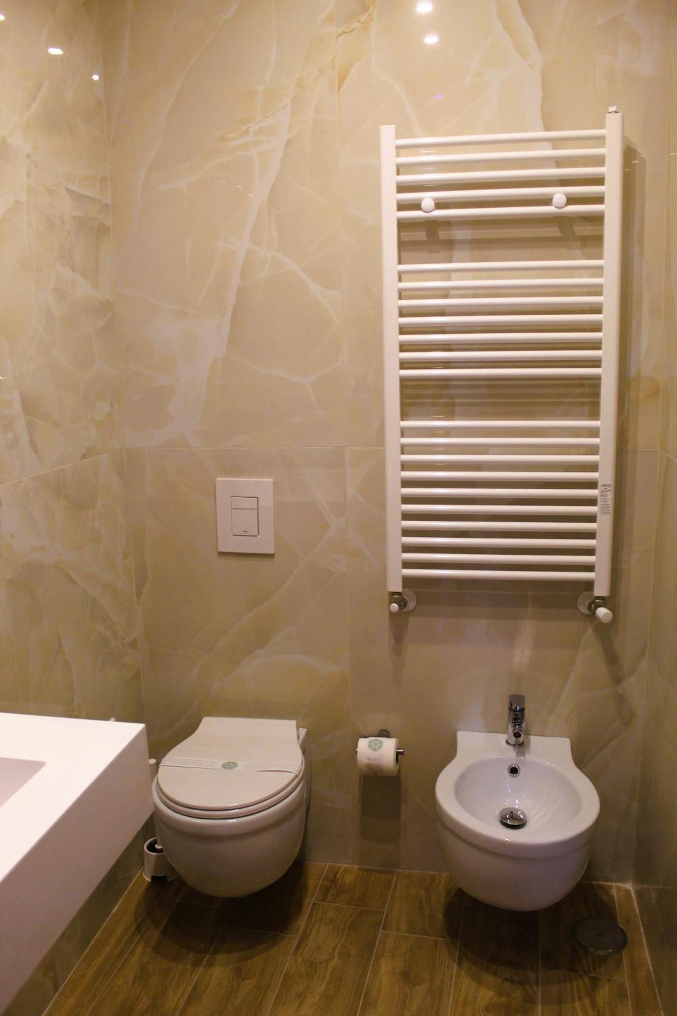 Blackwoody Contemporary Rooms - Napoli Centro Storico Via Toledo Exterior foto