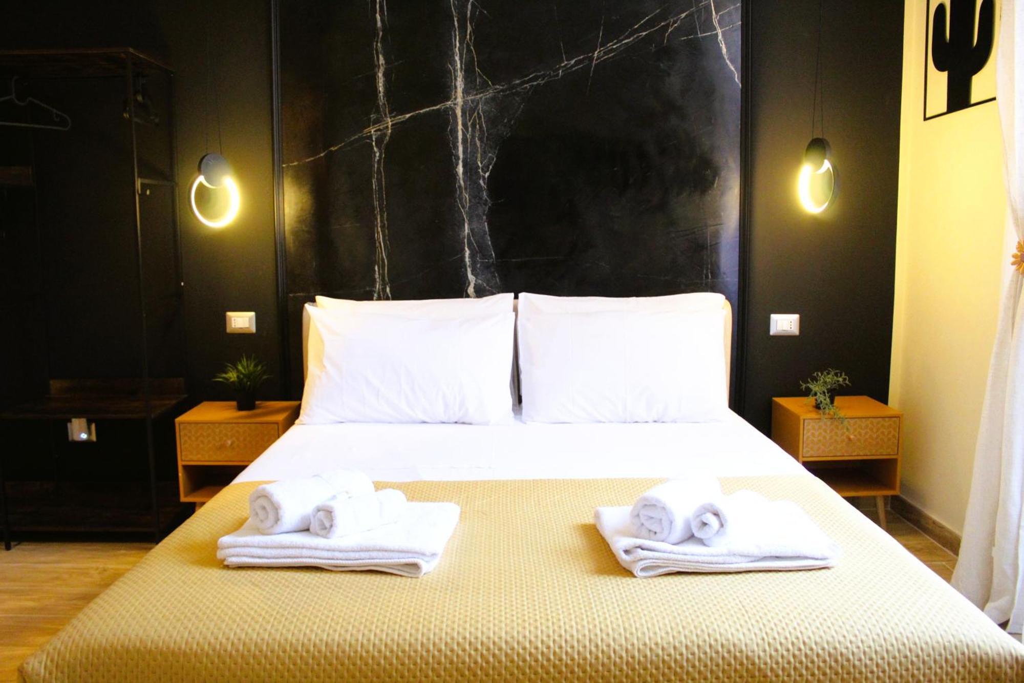 Blackwoody Contemporary Rooms - Napoli Centro Storico Via Toledo Exterior foto